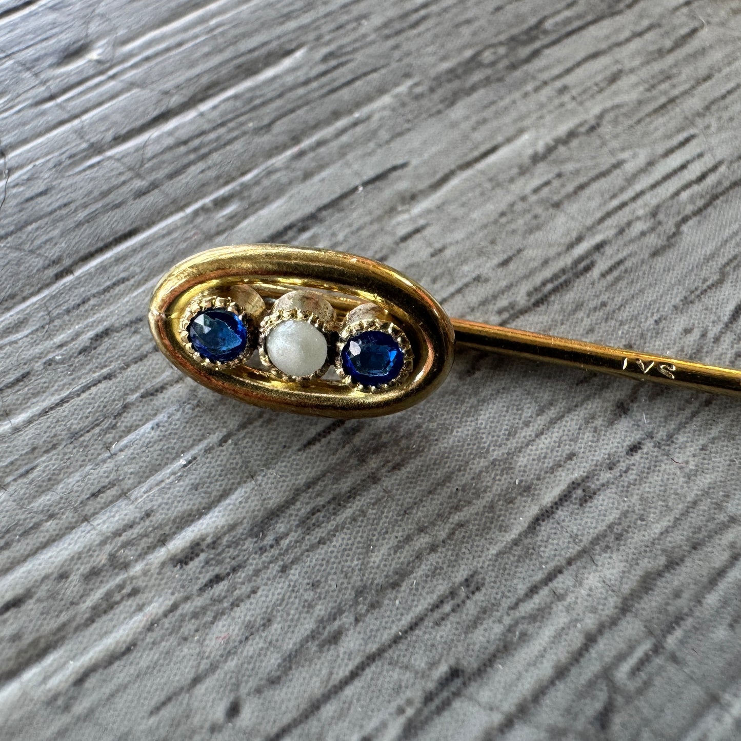 Épingle à cravate ancienne - plaqué or- orné de pierres bleues et perle