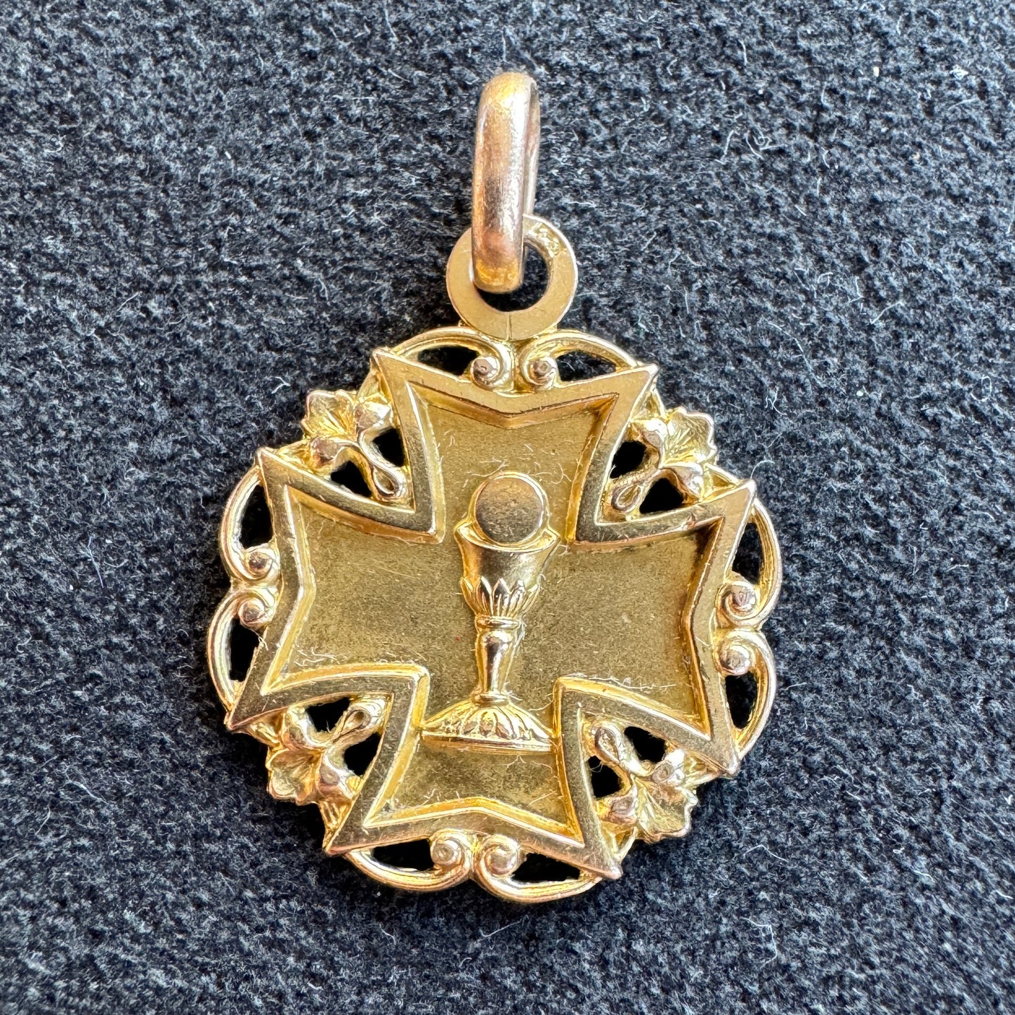 Médaille religieuse ancienne plaqué or « calice »