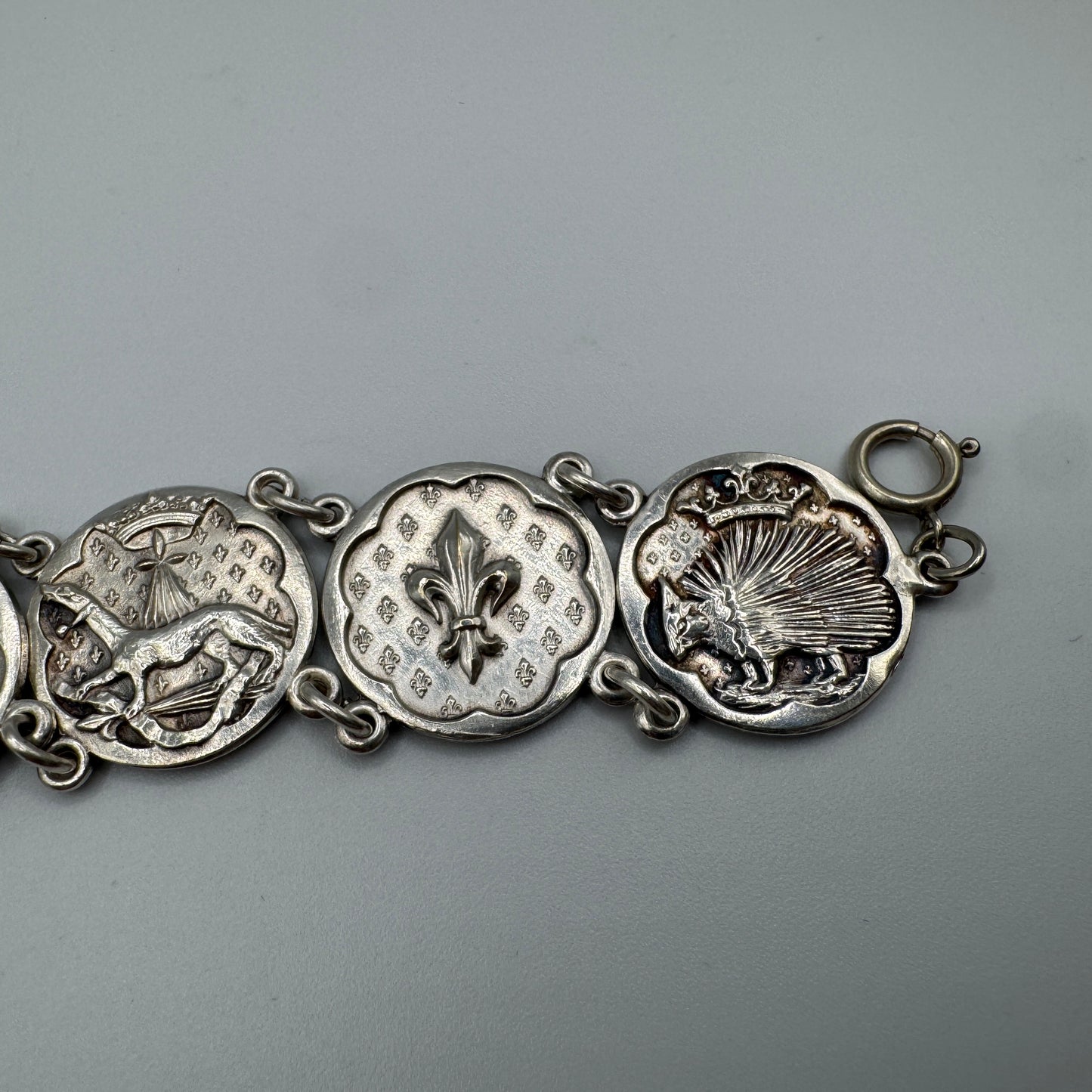 Bracelet ancien Souvenir de Bretagne « armoiries de Bretagne - Sainte Anne » métal argenté