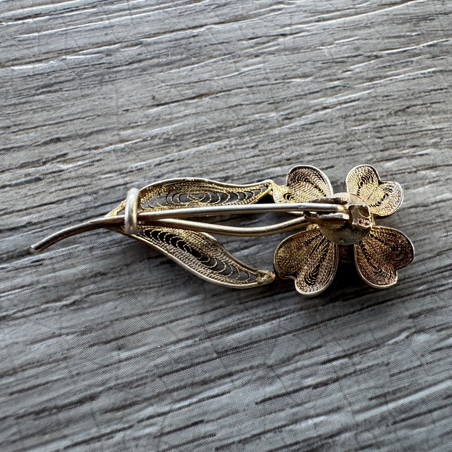 Broche ancienne en filigrane - fleur en argent vermeil