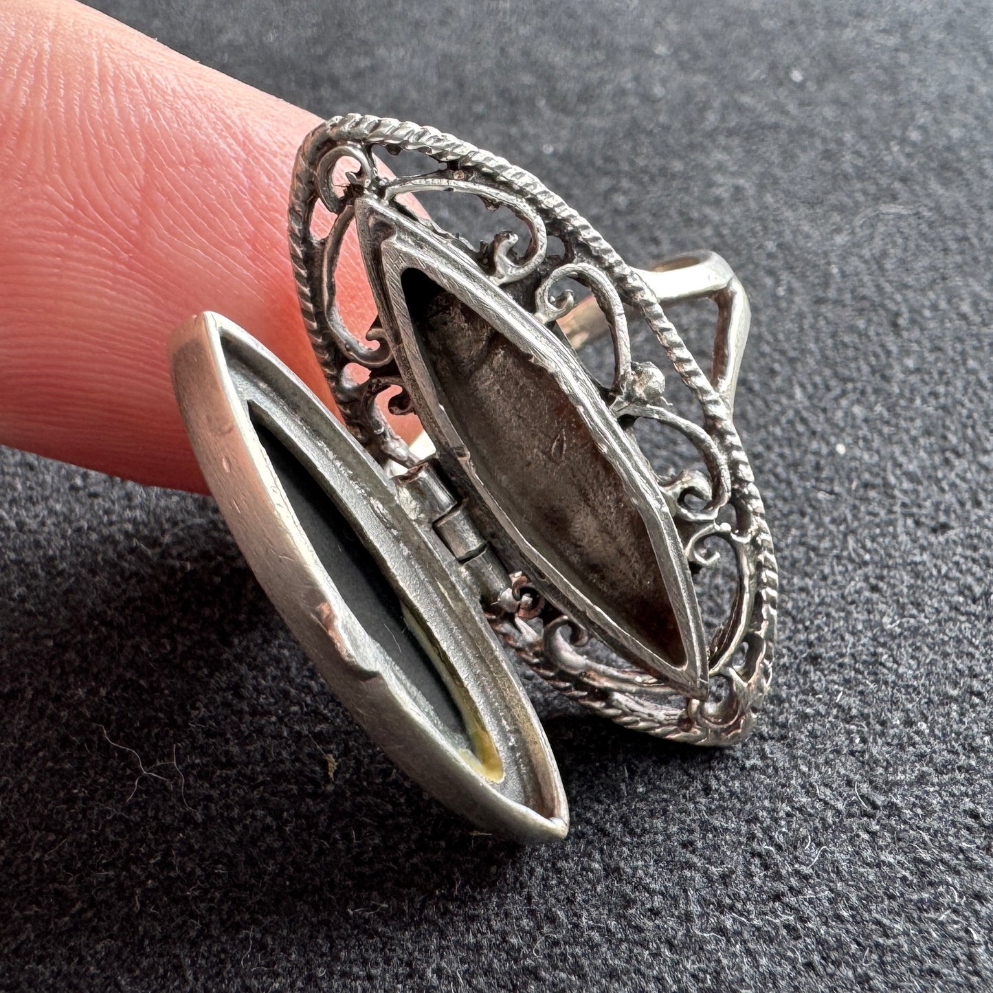 Bague ancienne en argent - dite « à poison »
