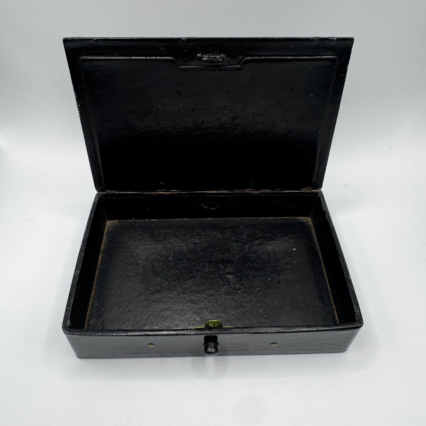 Boîte à couture Napoléon III en carton bouilli laqué - Ville de Paris