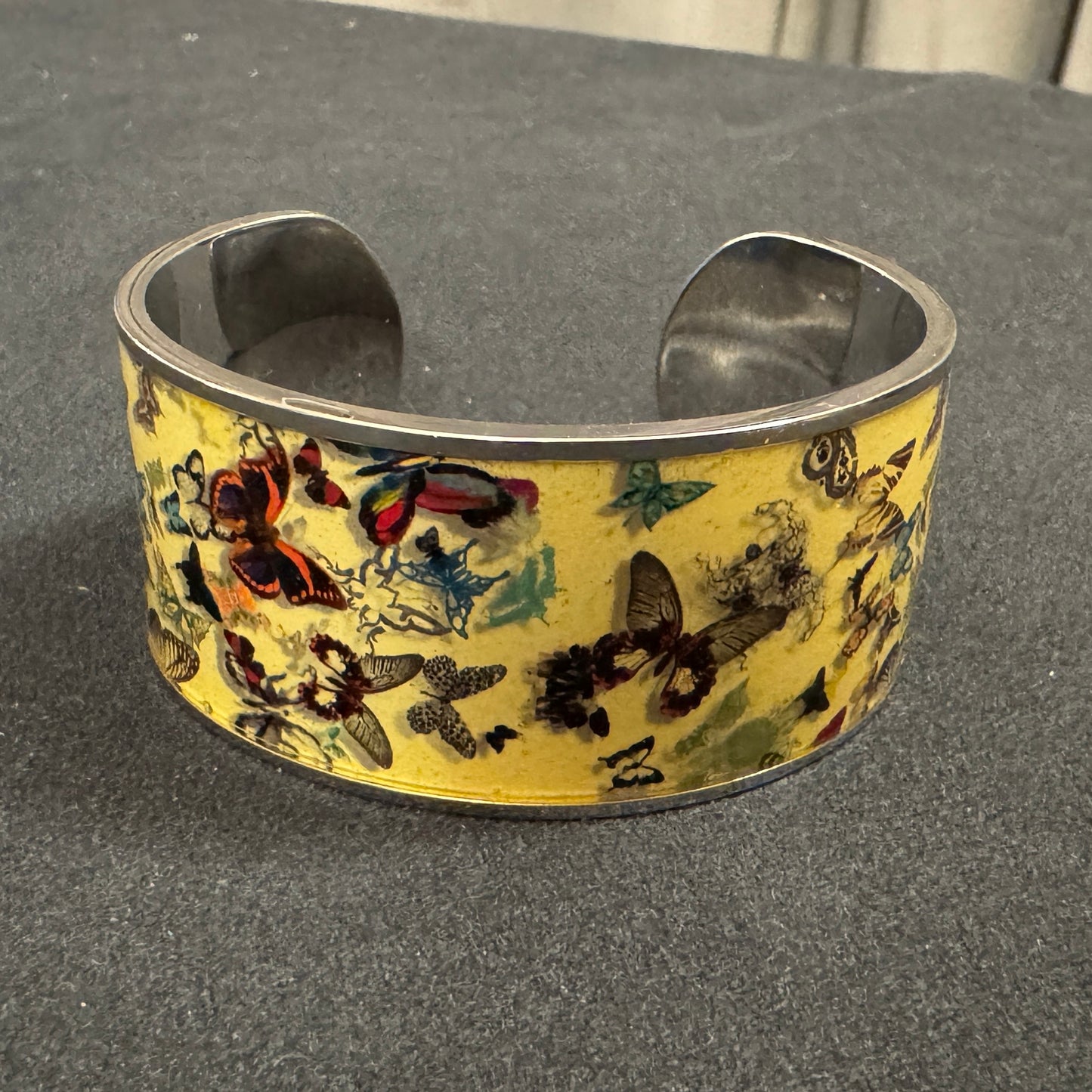 Bracelet créateur CHRISTIAN LACROIX motif aux papillons - Métal et résine