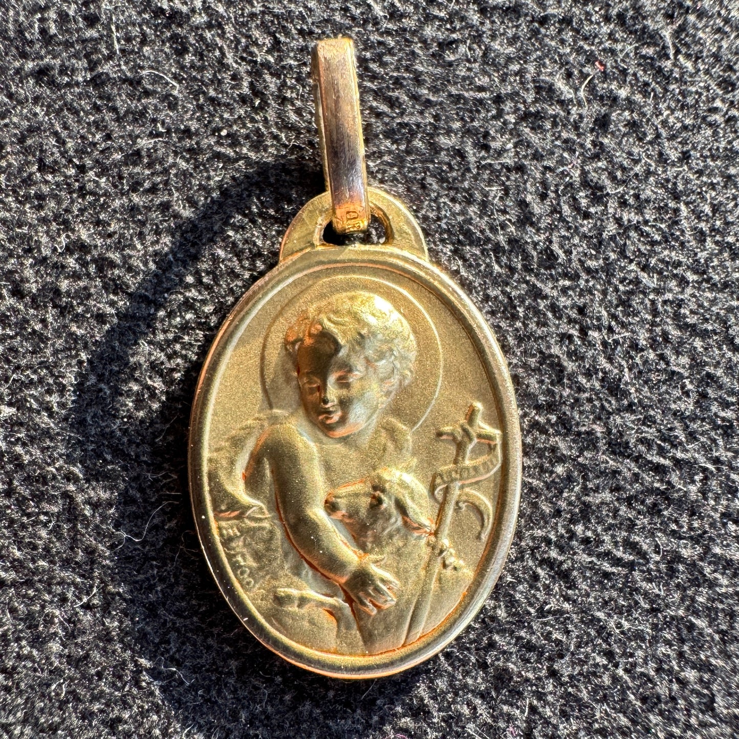 Médaille religieuse ancienne en plaqué or « Petit Jesus et l’agneau »