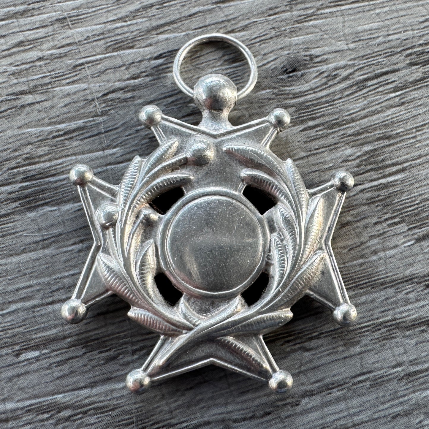 Décoration scolaire ancienne « au mérite » - argent