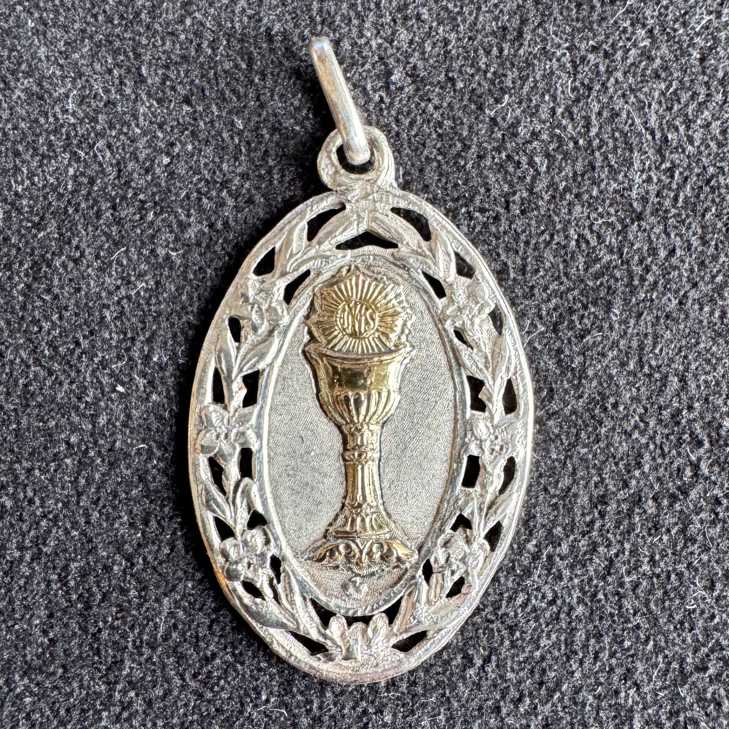 Médaille religieuse ancienne en argent et vermeil « calice »