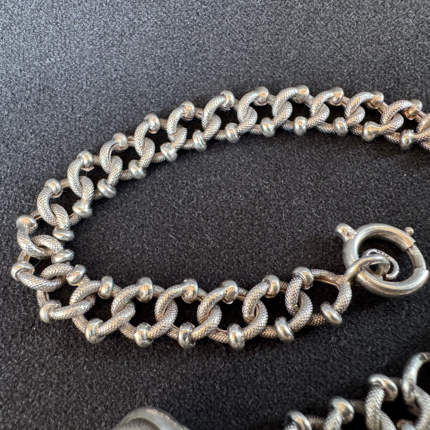 Bracelet ancien en argent à breloque vers 1900