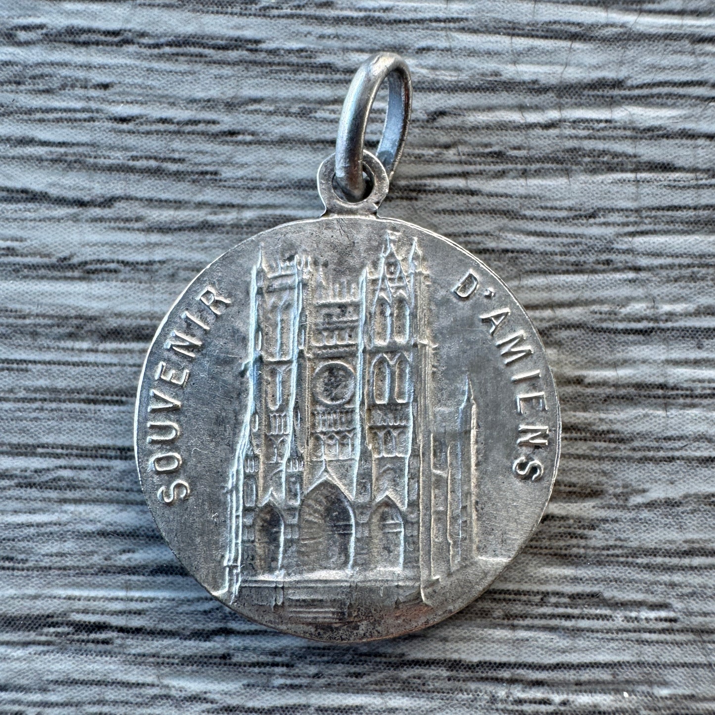 Médaille religieuse ancienne « Angelot accoudé sur un crâne »