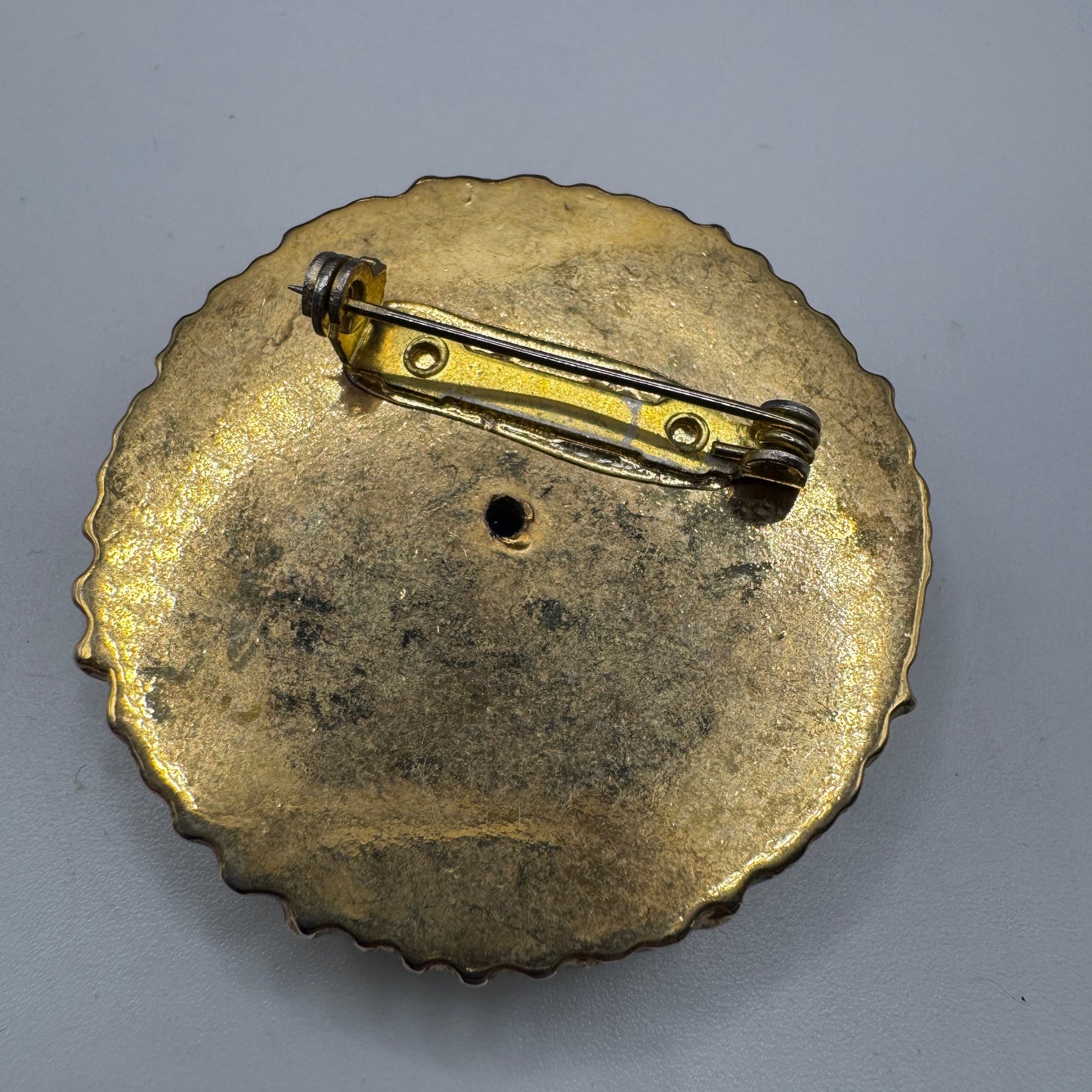 Broche vintage - plastique métallisé doré et lucite