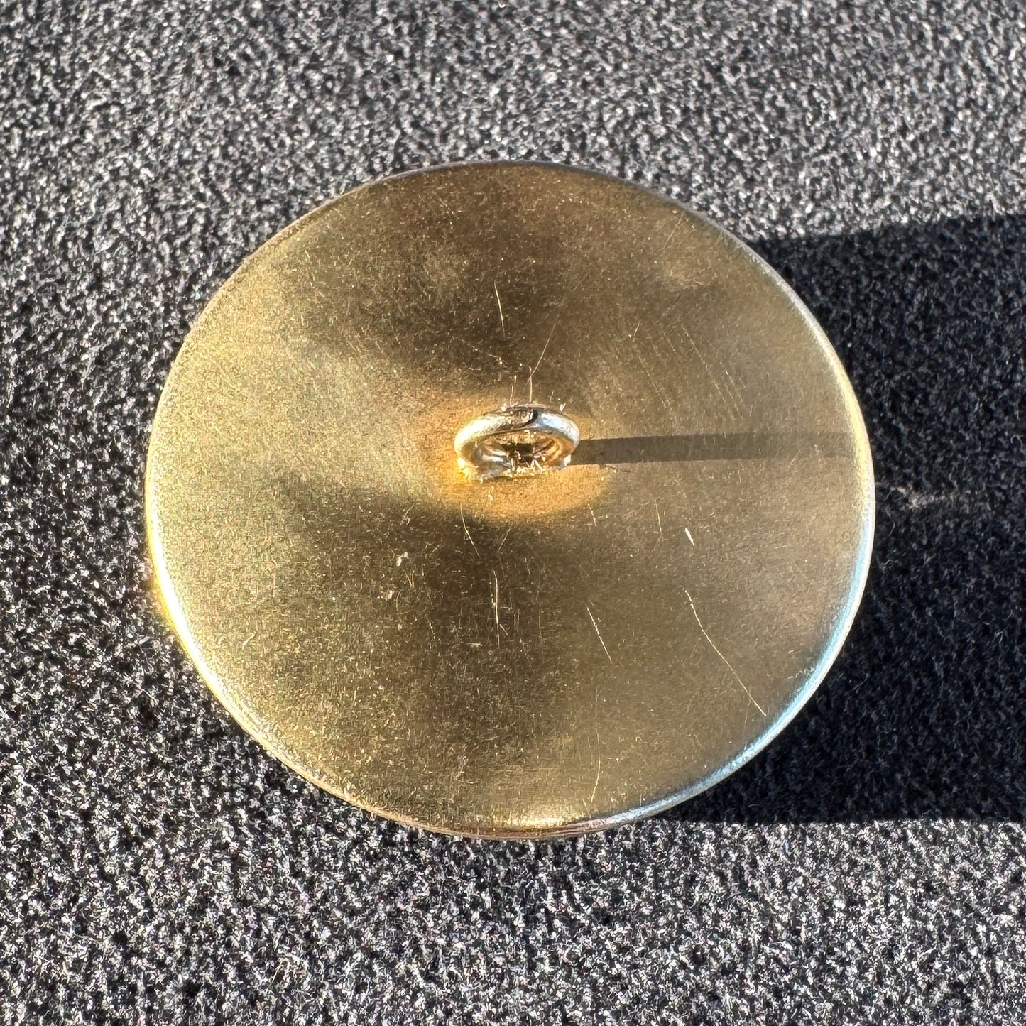 Bouton ancien en bronze et résine - « motif floral »