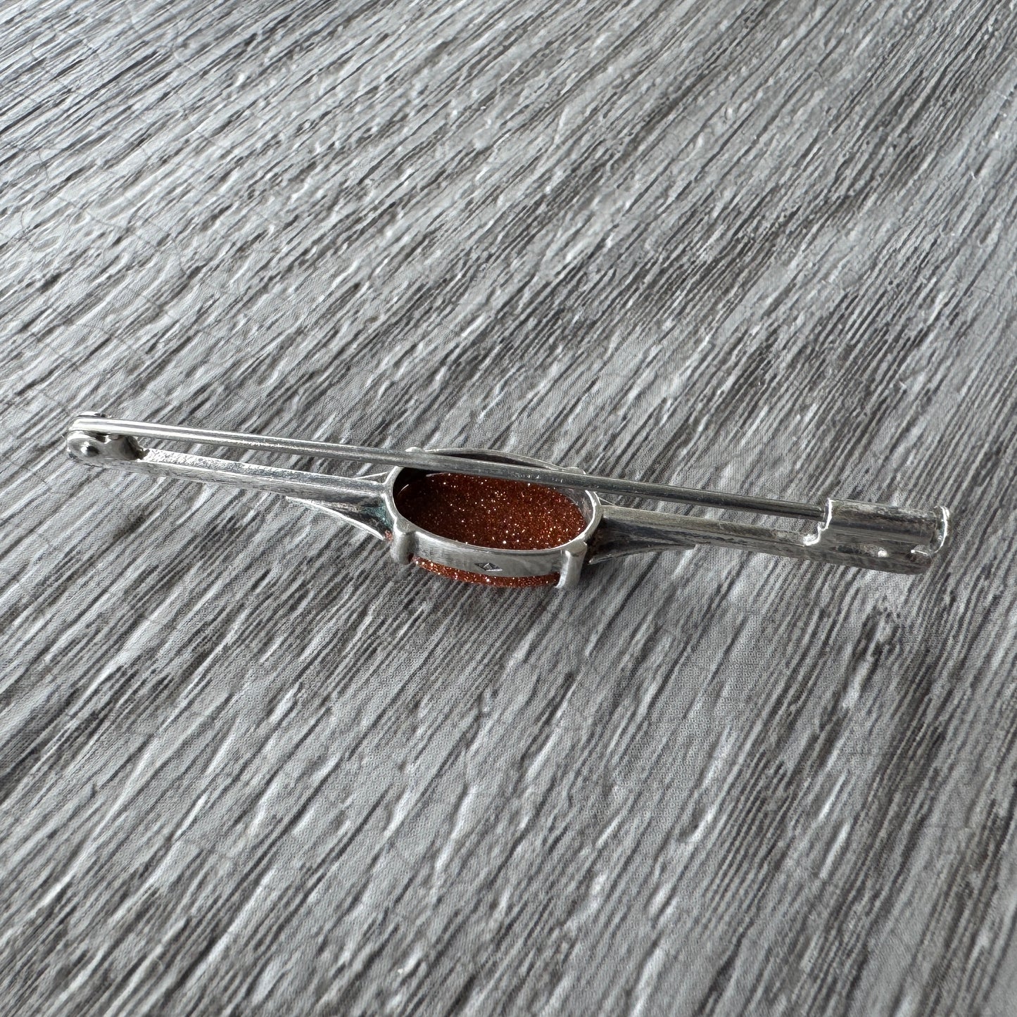 Broche ancienne art Deco en argent et pierre de soleil