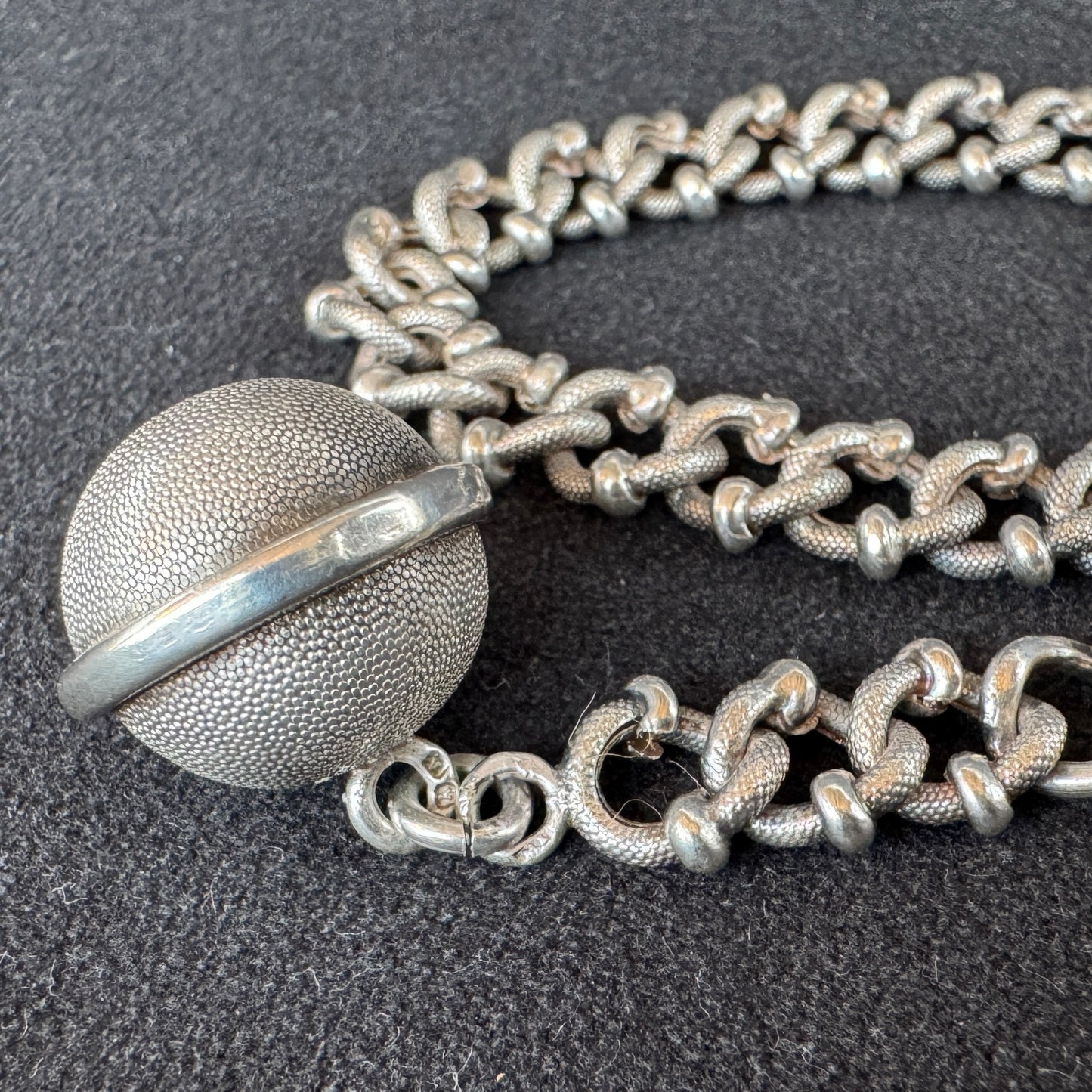 Bracelet ancien en argent à breloque vers 1900