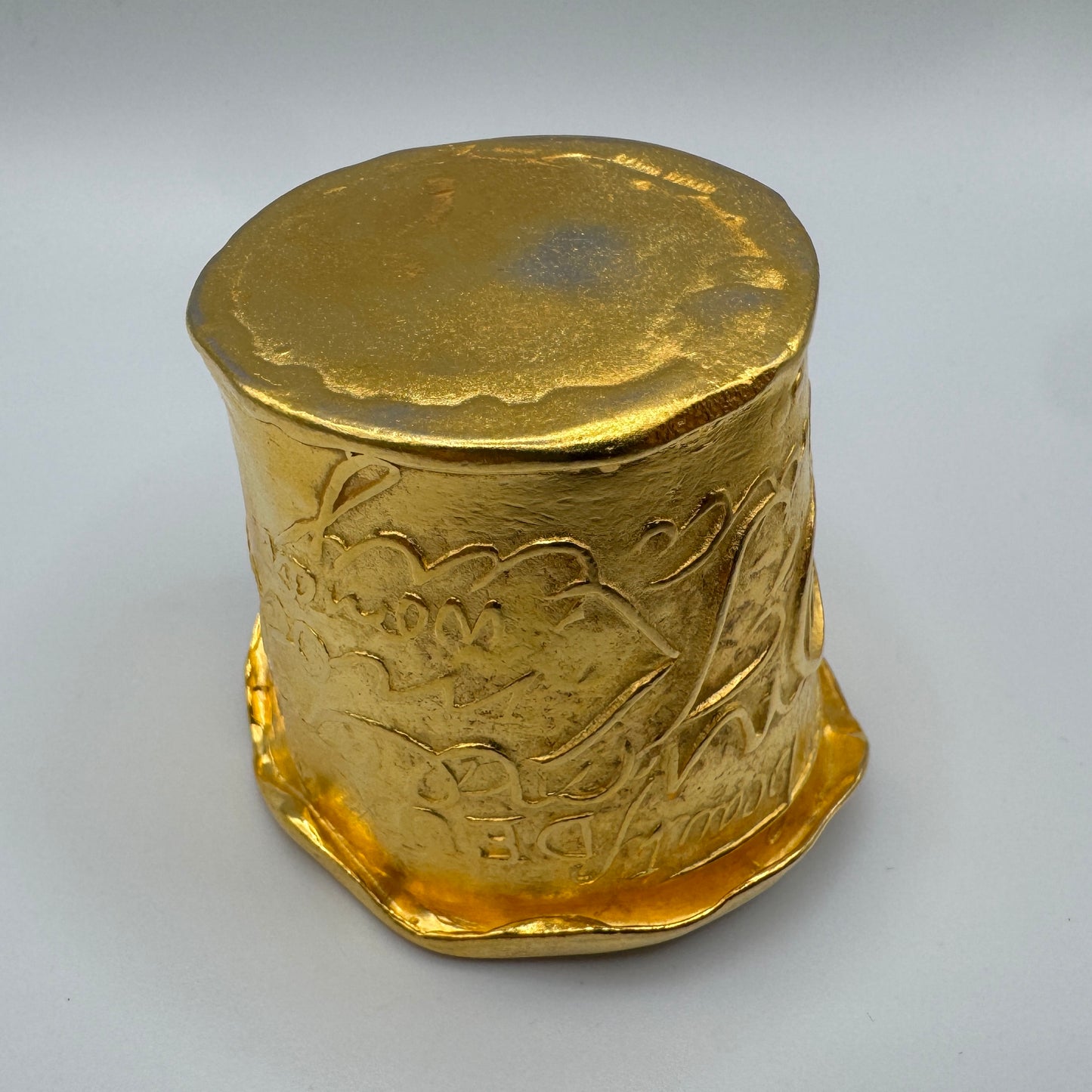 Petit pot artistique Donna Karan - métal doré
