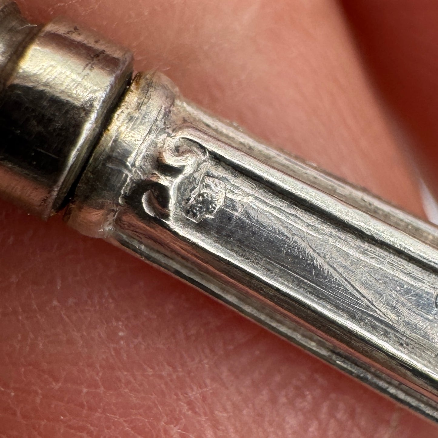 Petit poinçon de couture ancien - argent fourré et acier