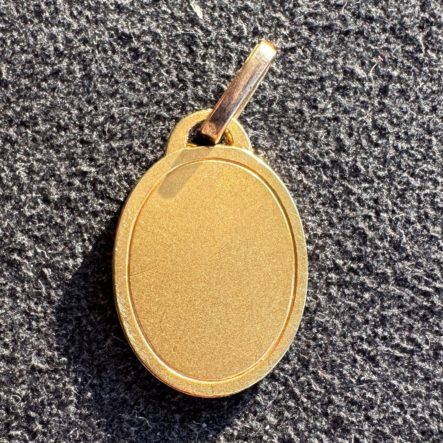 Médaille religieuse ancienne en plaqué or « Petit Jesus et l’agneau »