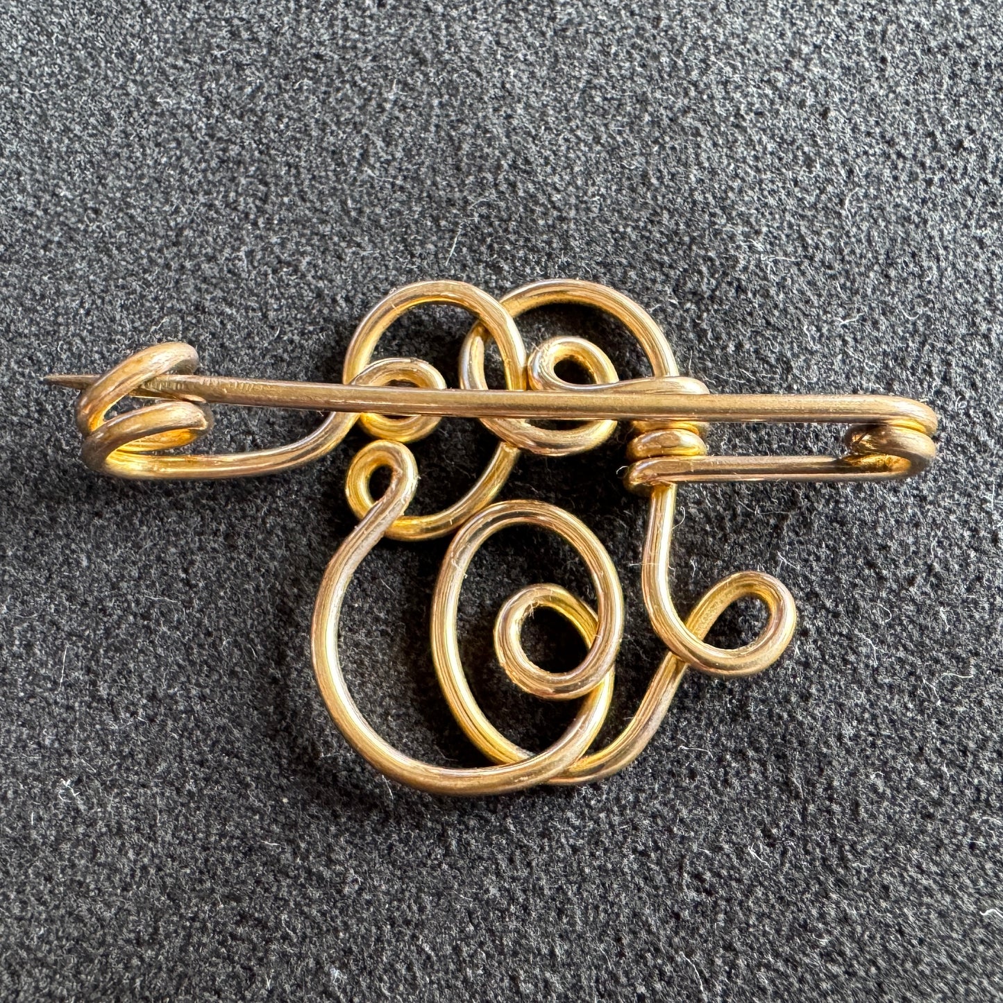 Broche ancienne en plaqué or - monogramme