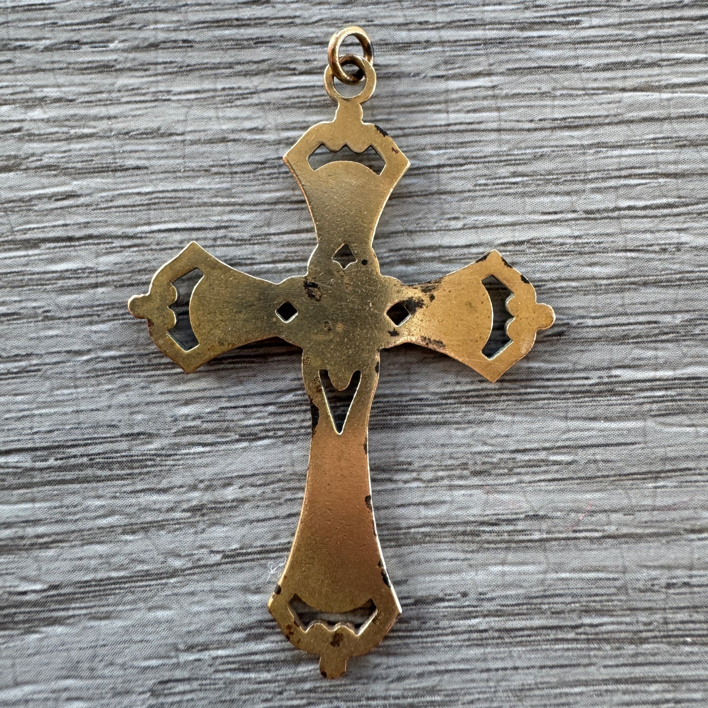 Croix ancienne en bronze emaillé