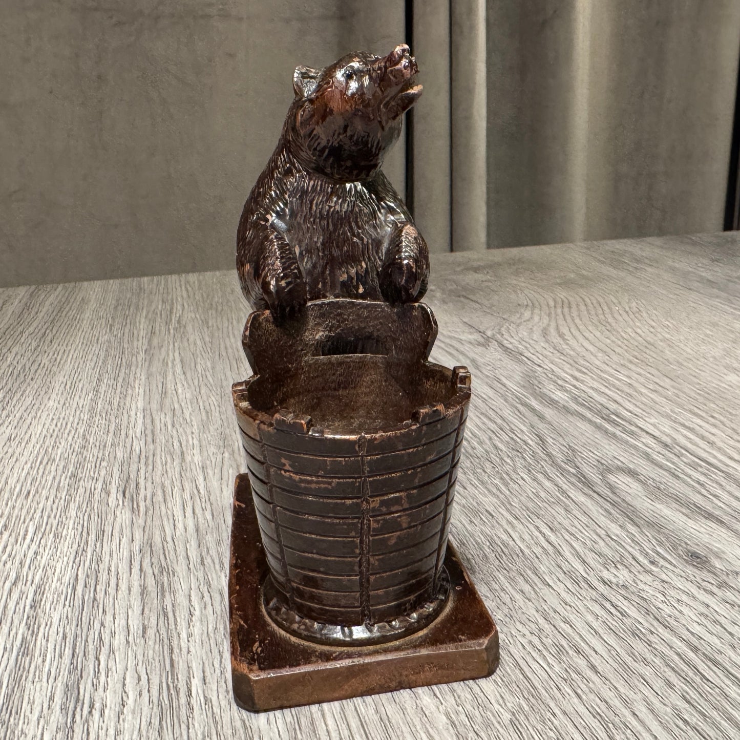 Pyrogène ancien en bois vernis « l’ours et le tonneau » - souvenir Forêt Noire