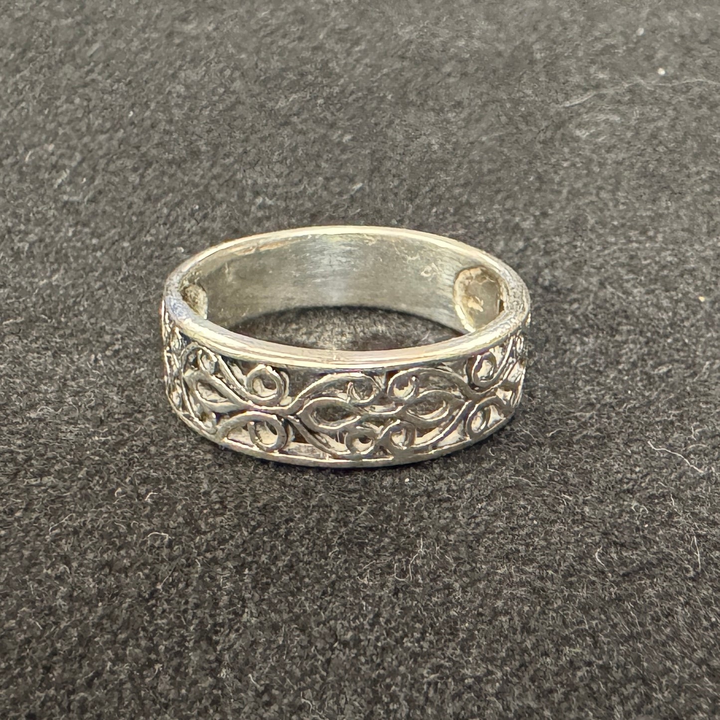 Bague en argent ciselé