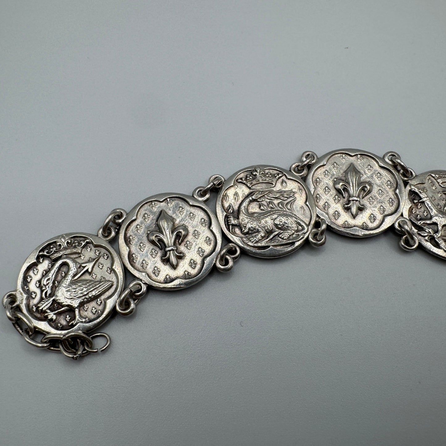 Bracelet ancien Souvenir de Bretagne « armoiries de Bretagne - Sainte Anne » métal argenté