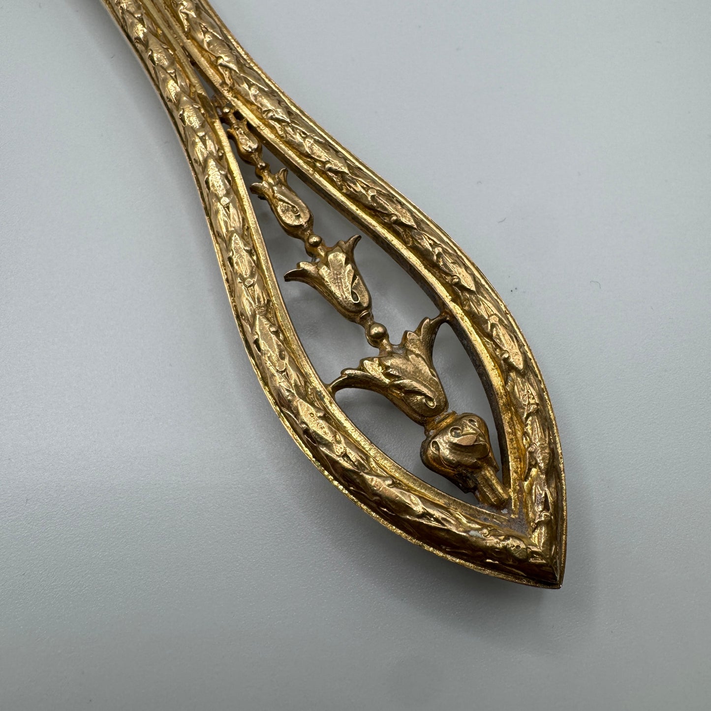 Rare face à main en bronze doré avec émaux de Limoges « la gitane »