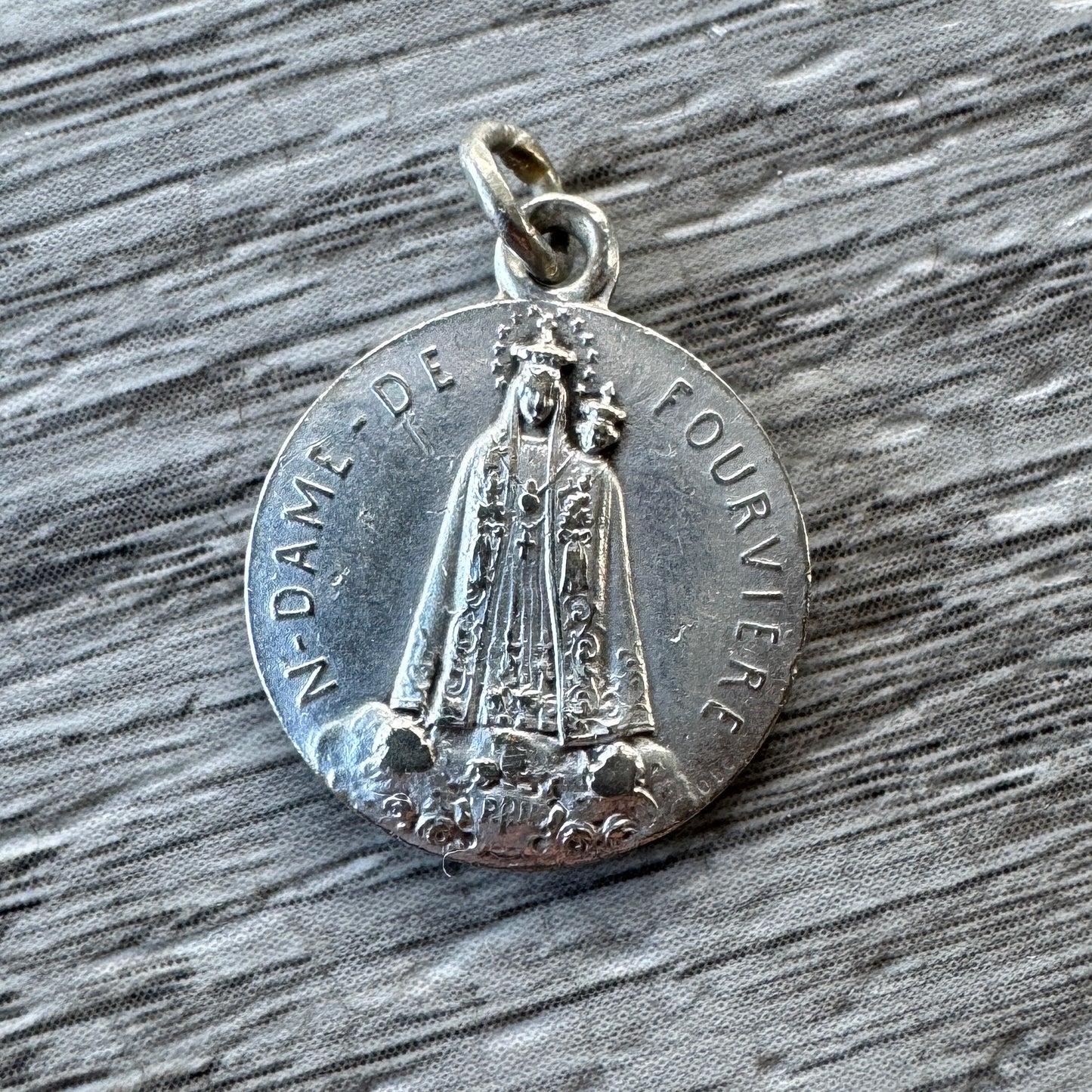 Médaille religieuse ancienne « Notre Dame de Fourviere »