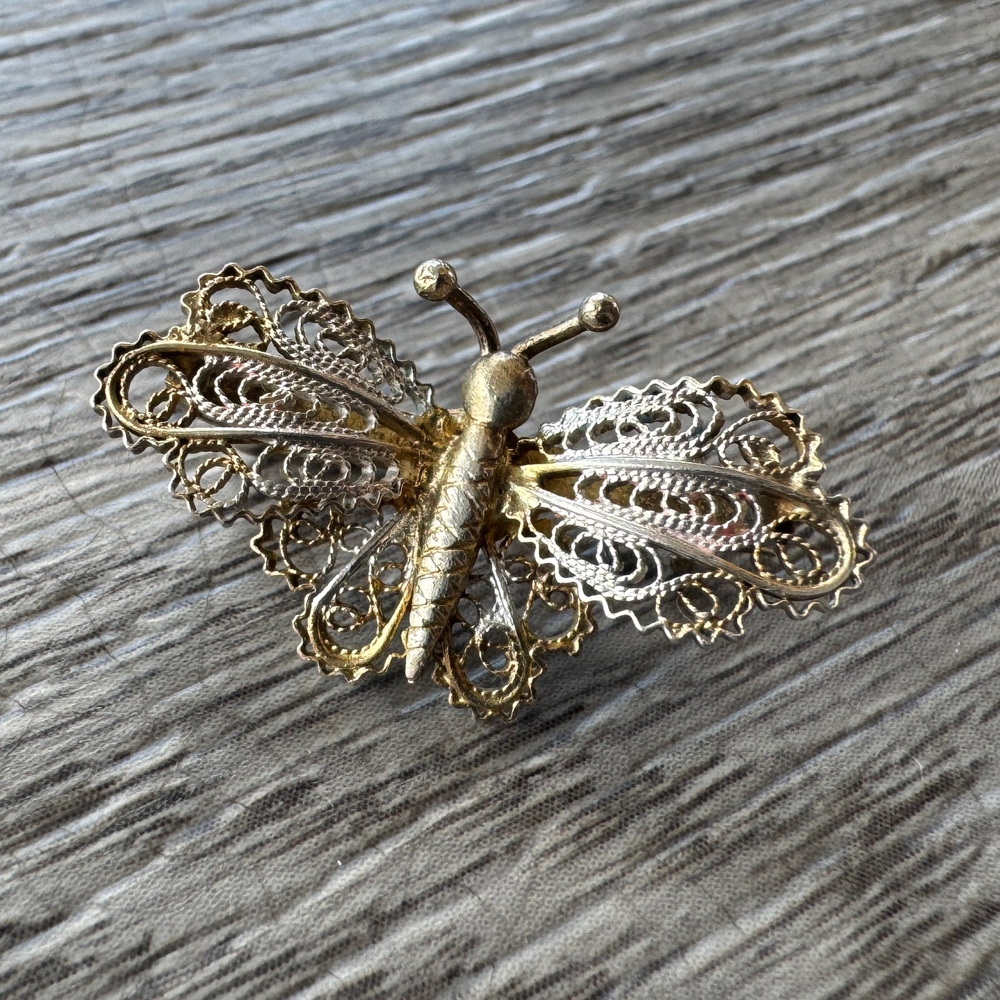 Broche ancienne en filigrane « Papillon » en argent et vermeil