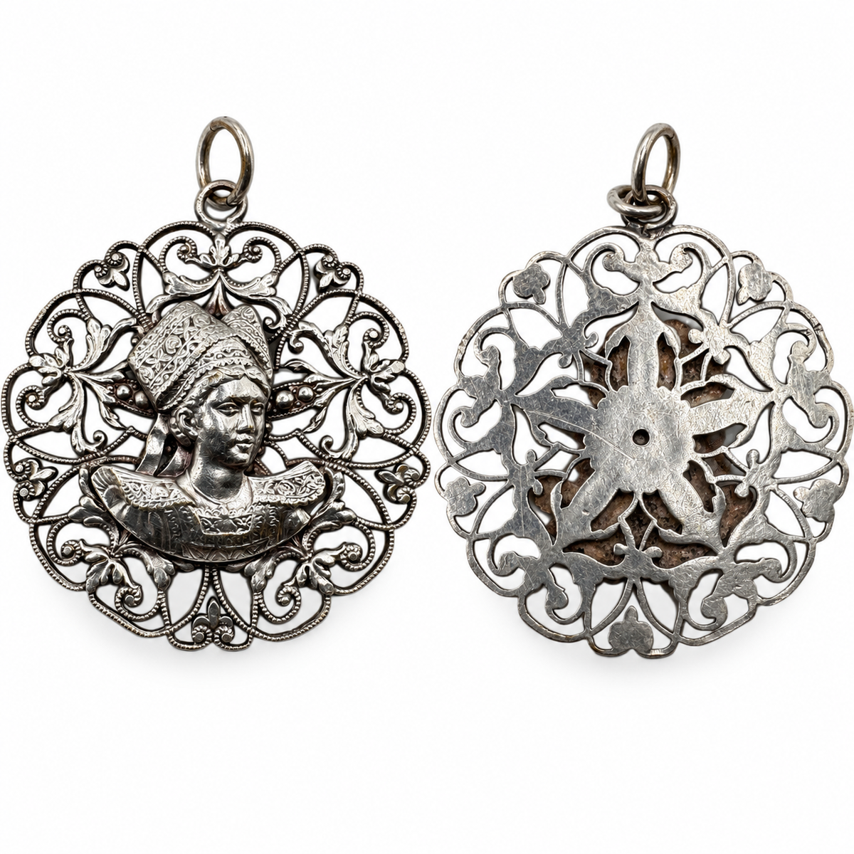 Pendentif Ancien « La Bretonne » - métal argenté