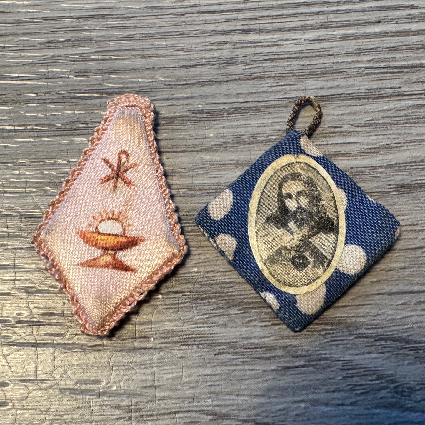 Lot ancien religieux reliques tissu - « agnus Dei »