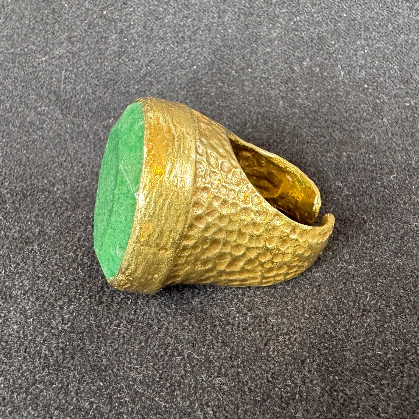 Bague style antique - bronze doré et cabochon en pierre taillée