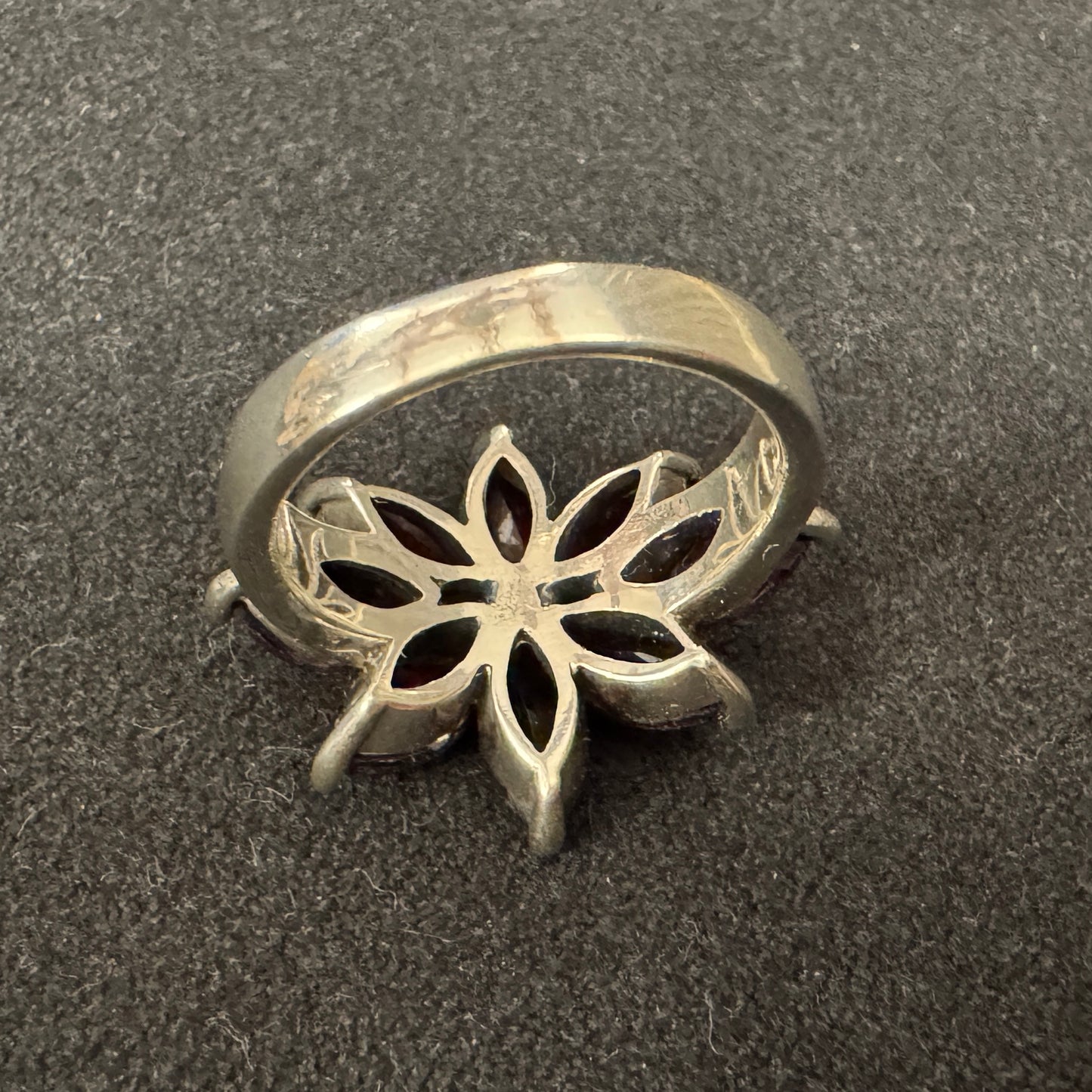 Bague en argent et grenats