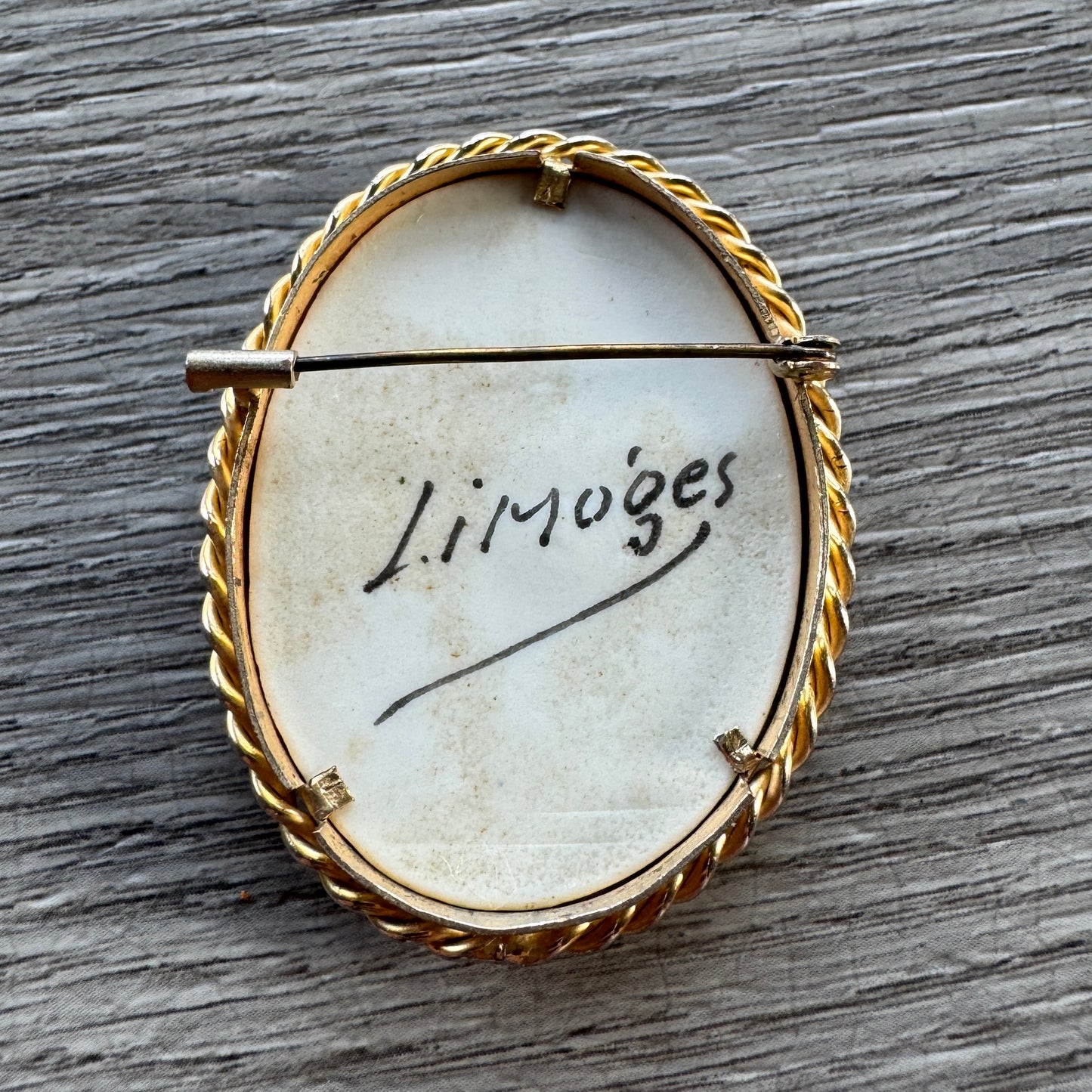 Broche ancienne porcelaine de Limoges « scène galante »