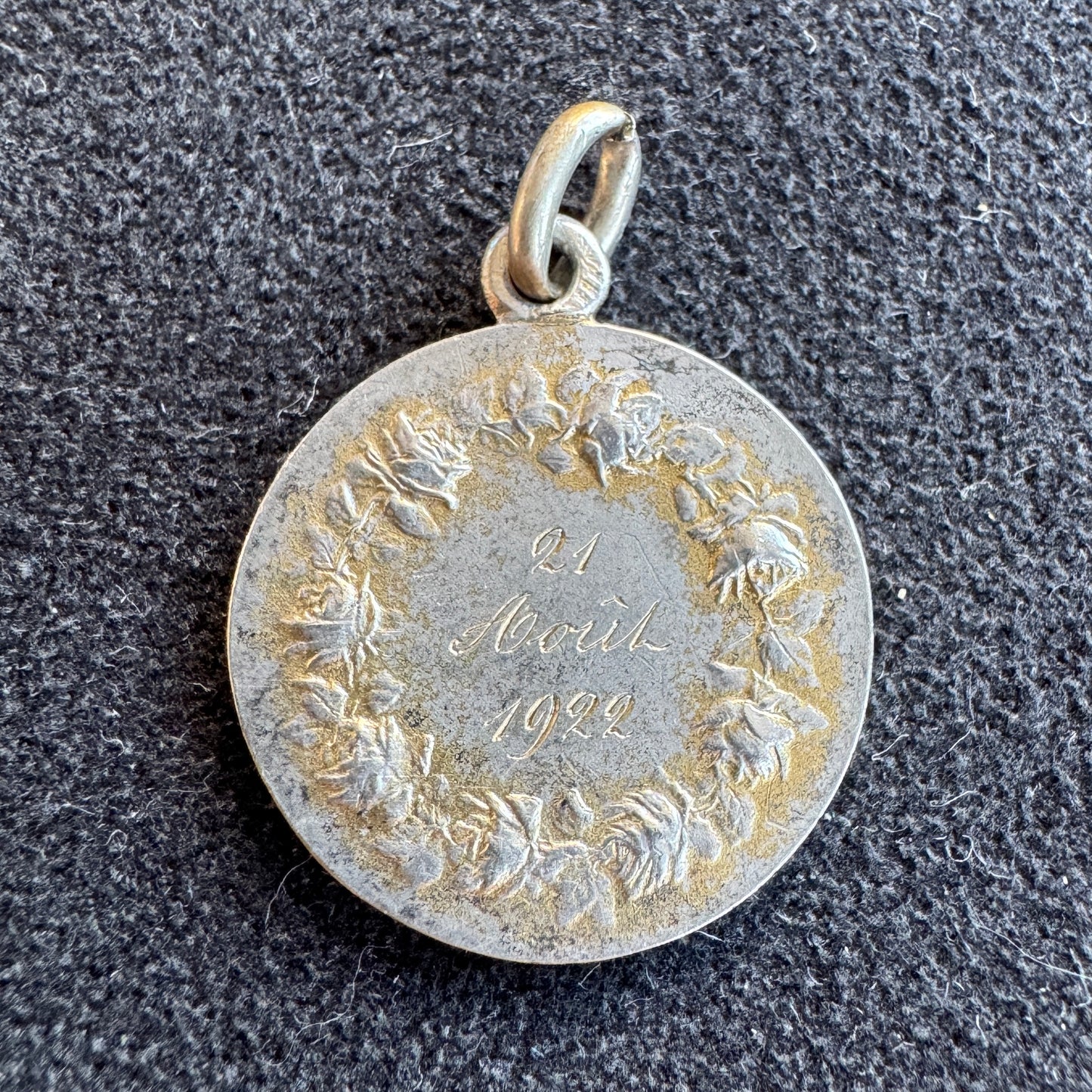 Médaille religieuse ancienne en argent vermeil « Sainte sur rocher face à la mer »