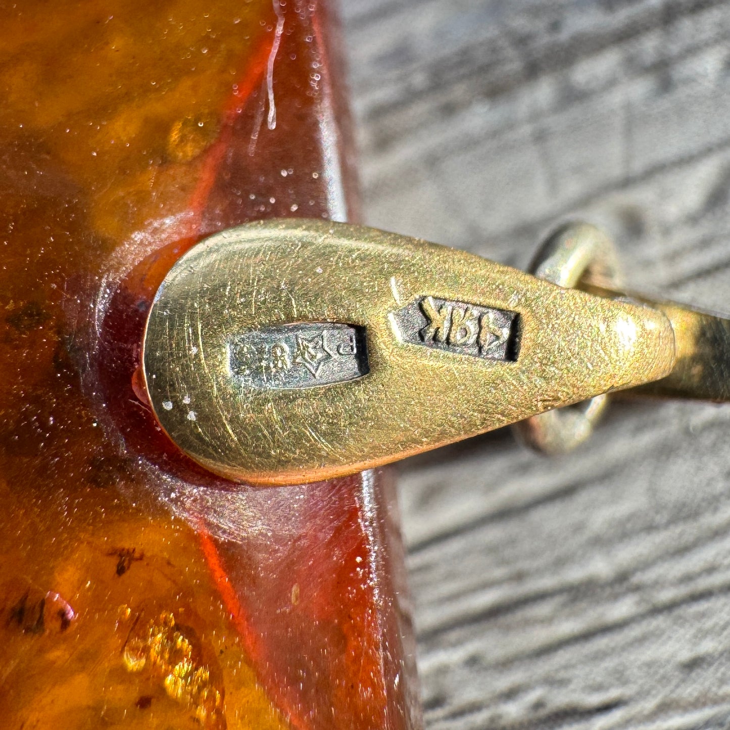 Grand Pendentif en ambre poli et monture argent vermeil