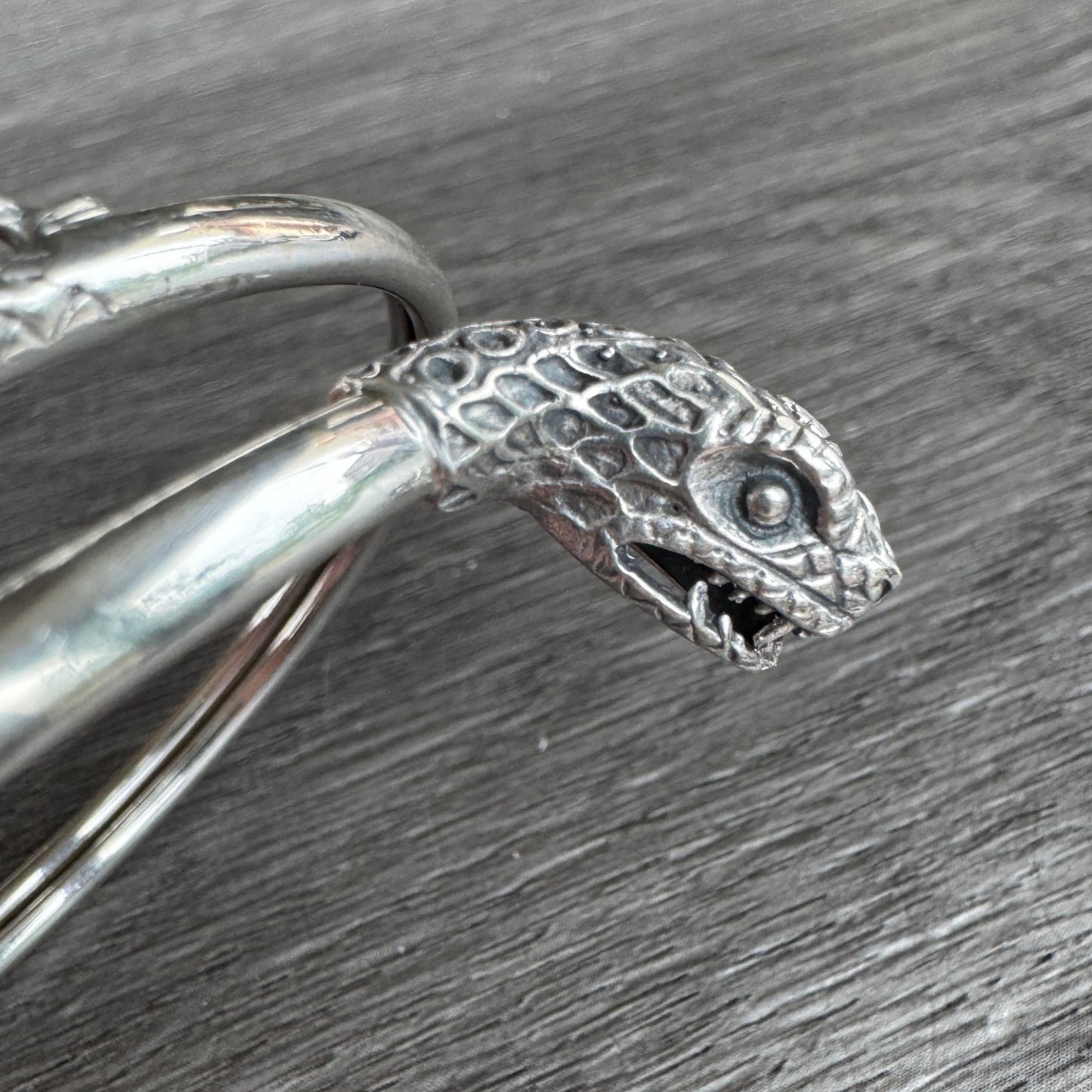 Bracelet en argent « décor serpent »