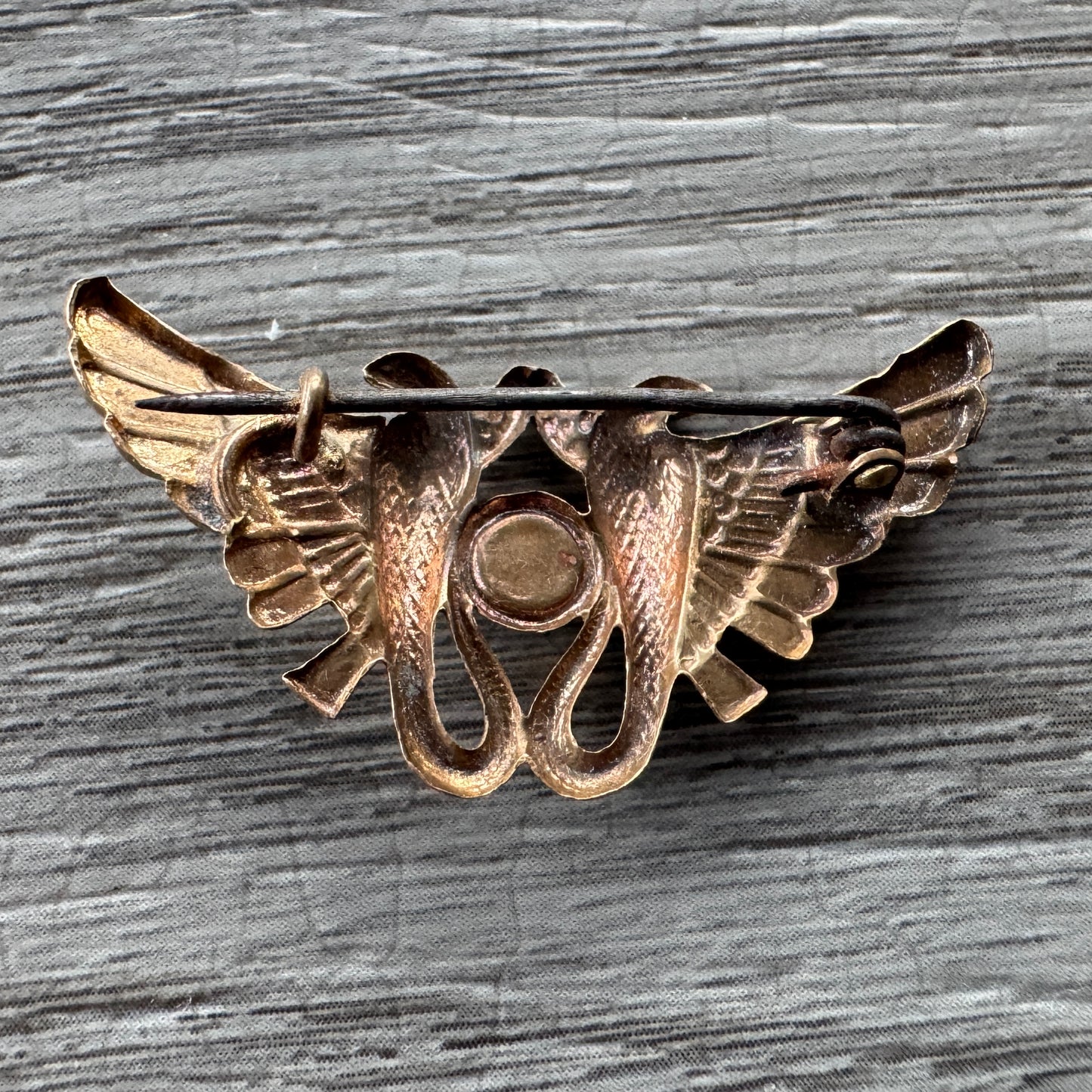 Broche ancienne « faucons ailés protecteurs » - bronze