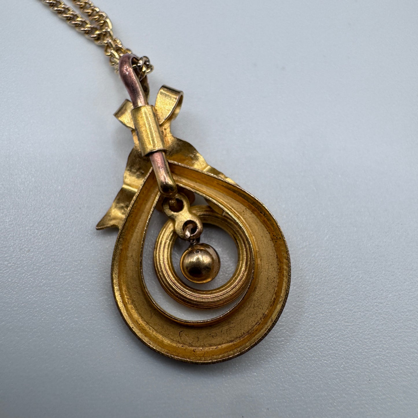 Pendentif avec chaîne ancien Art Deco - plaque or