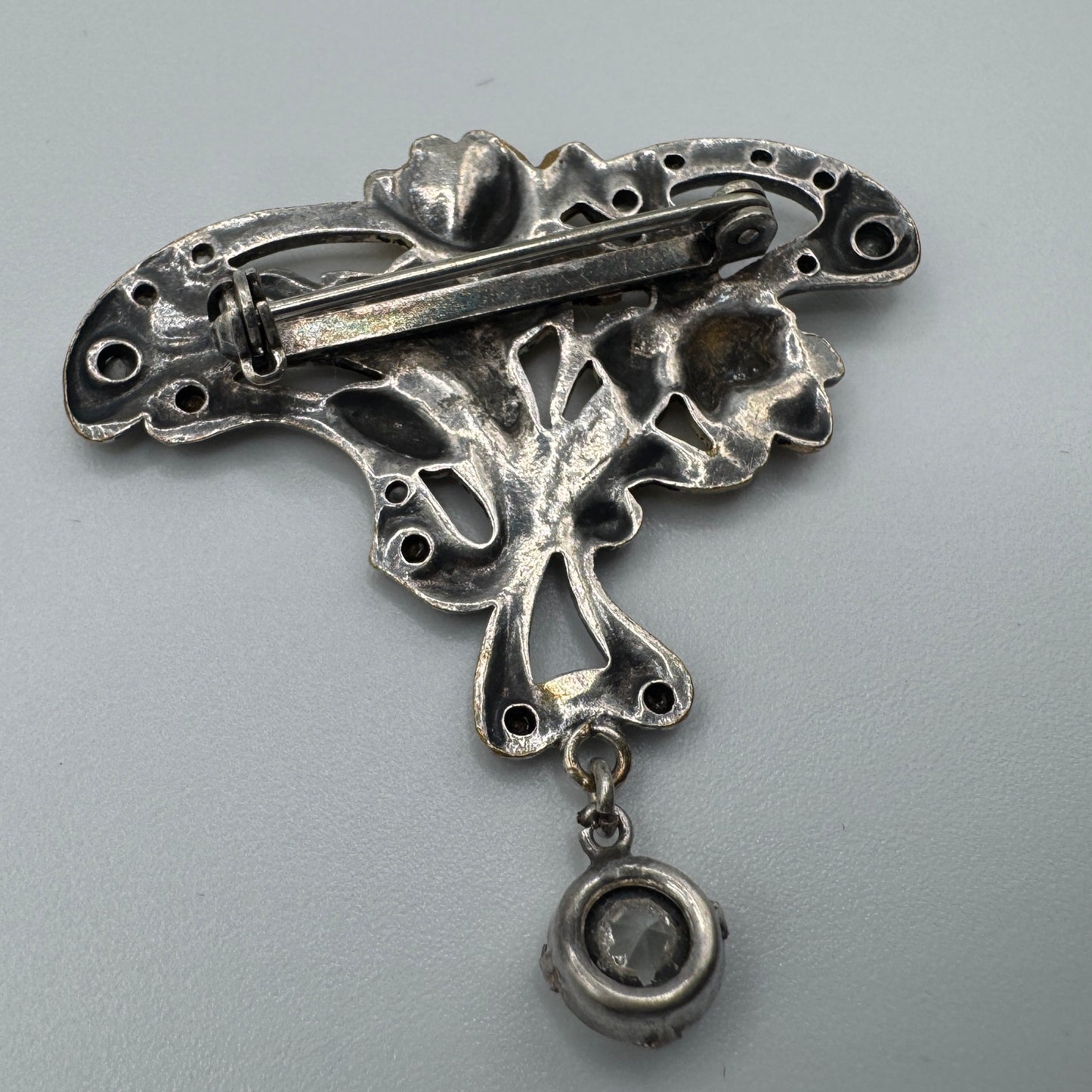 Broche ancienne style ART NOUVEAU - métal argenté