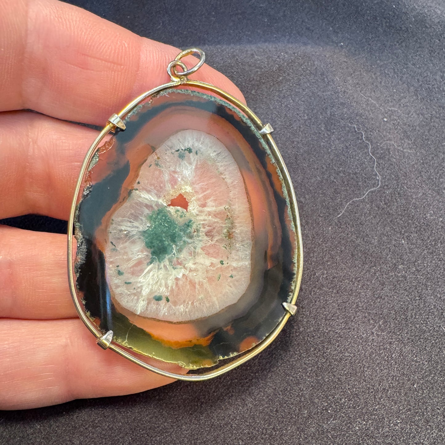 Pendentif en pierre polie grande taille - « tranche d’agate »
