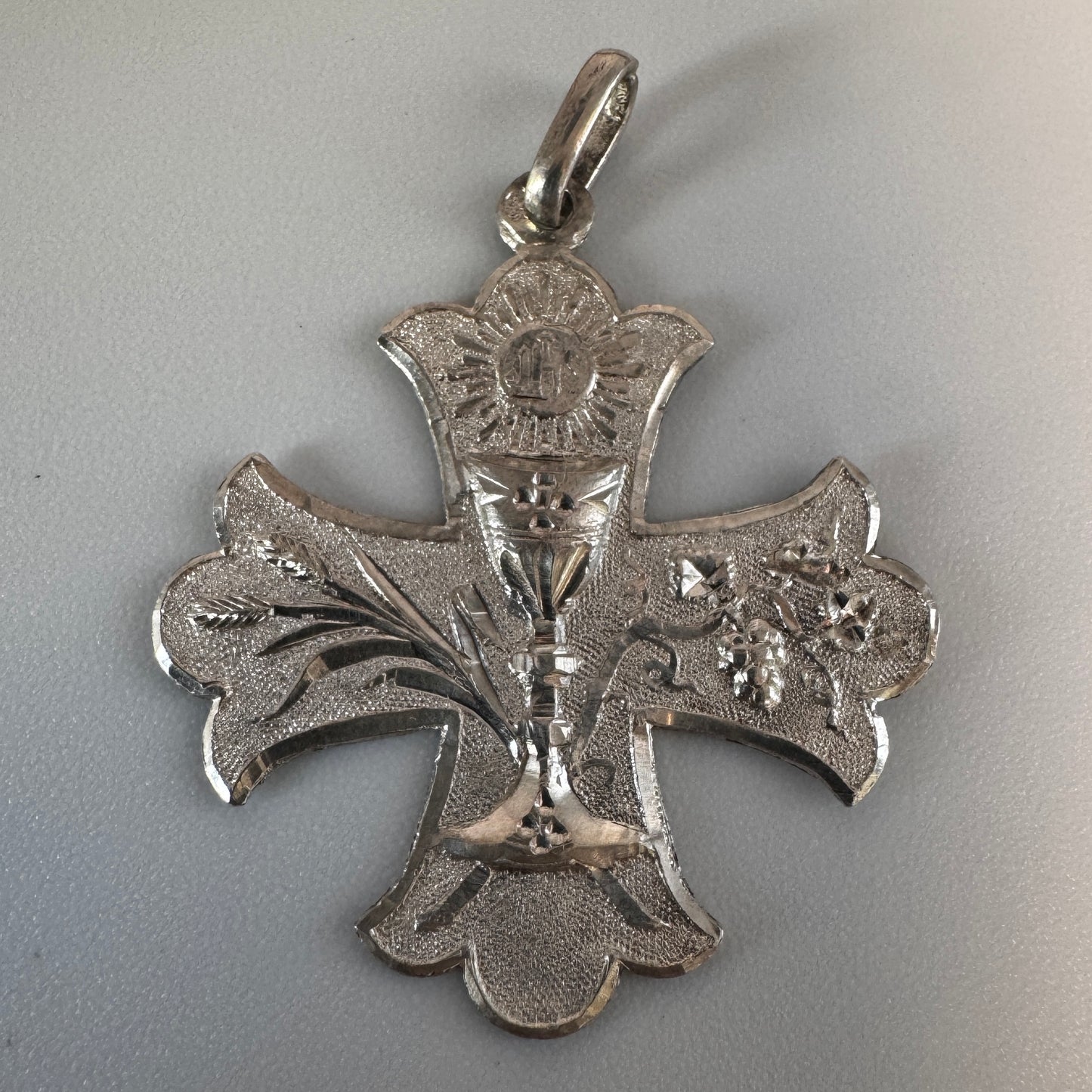 Médaille religieuse ancienne en argent « calice »