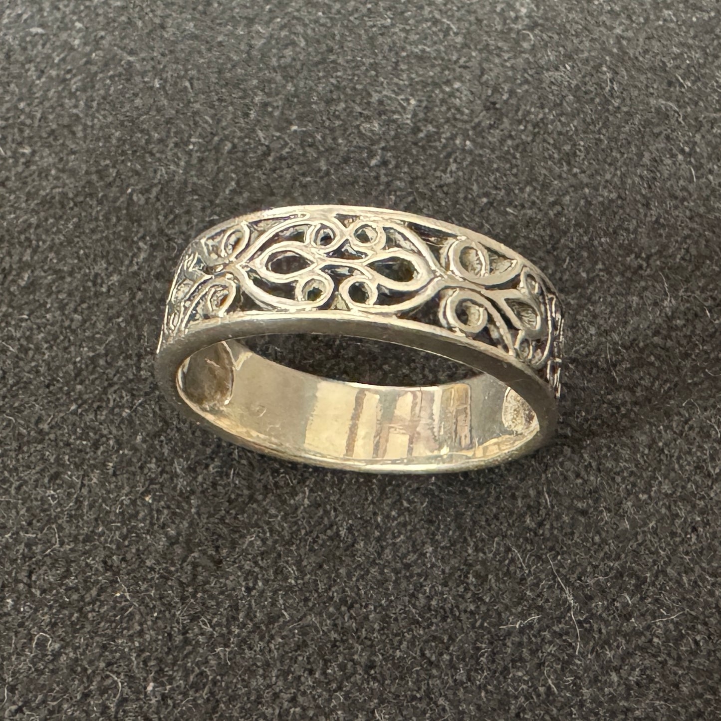 Bague en argent ciselé
