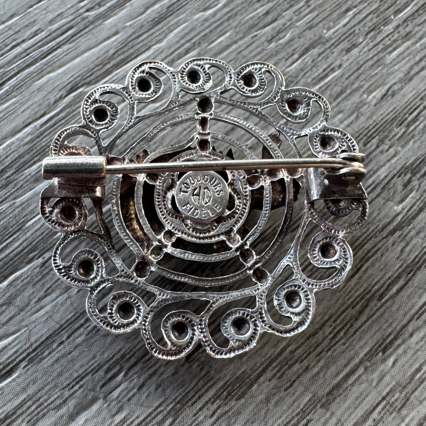 Broche ancienne « porc-épic » en métal argenté