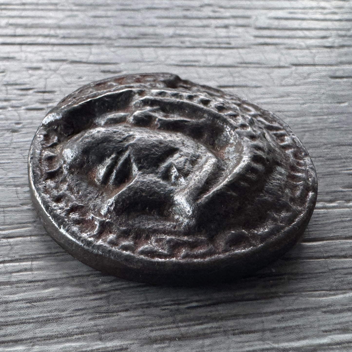 Monnaie ou medaille ancienne antique en fonte - drachme ??? à déterminer