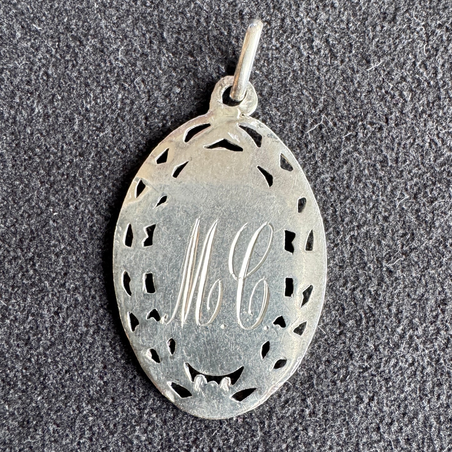 Médaille religieuse ancienne en argent et vermeil « calice »
