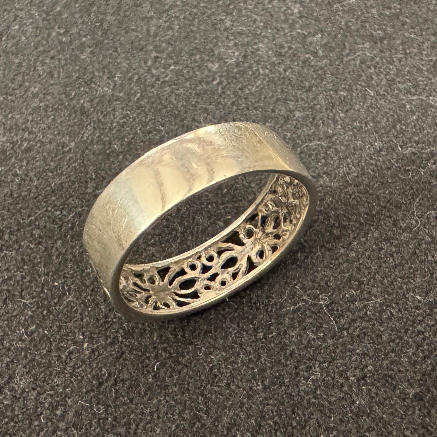 Bague en argent ciselé