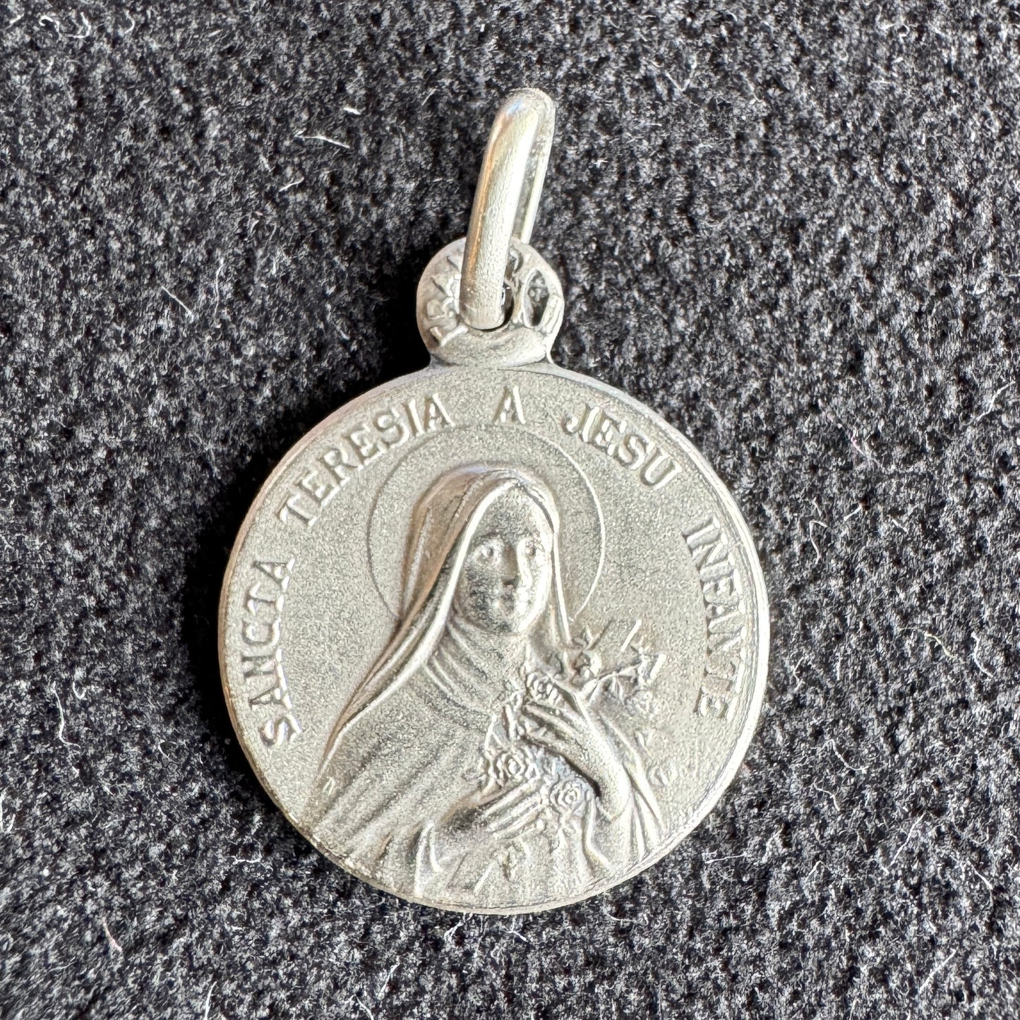 Médaille religieuse ancienne en argent « Sainte Thérèse »
