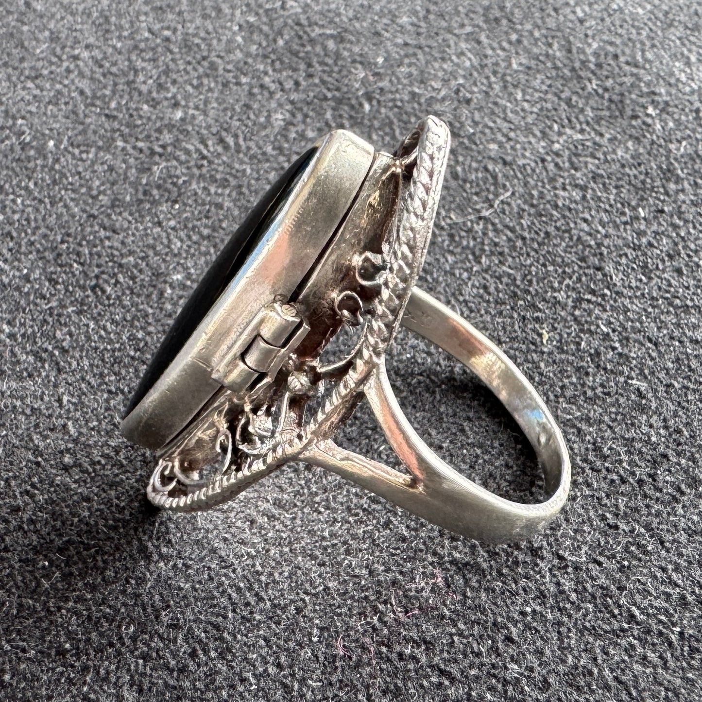 Bague ancienne en argent - dite « à poison »