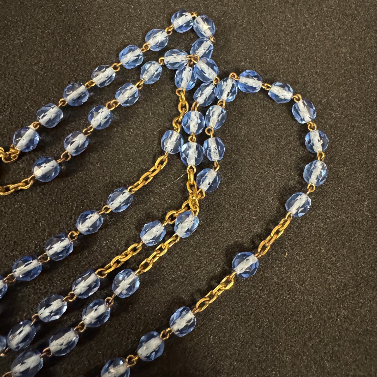 Chapelet ancien en plaqué or émaillé et perles en verre biseauté