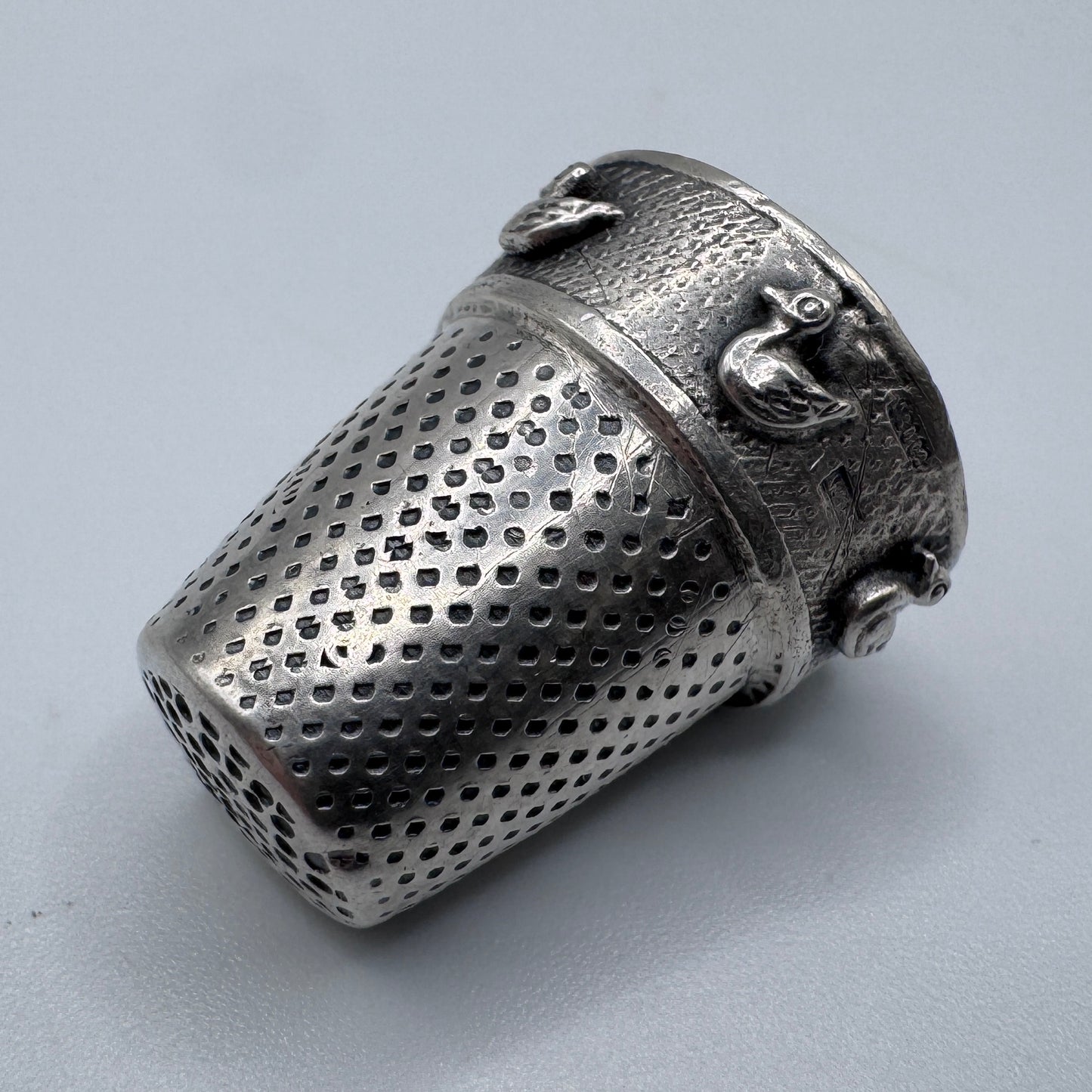 Superbe Dé à coudre Ancien en argent - motif canards