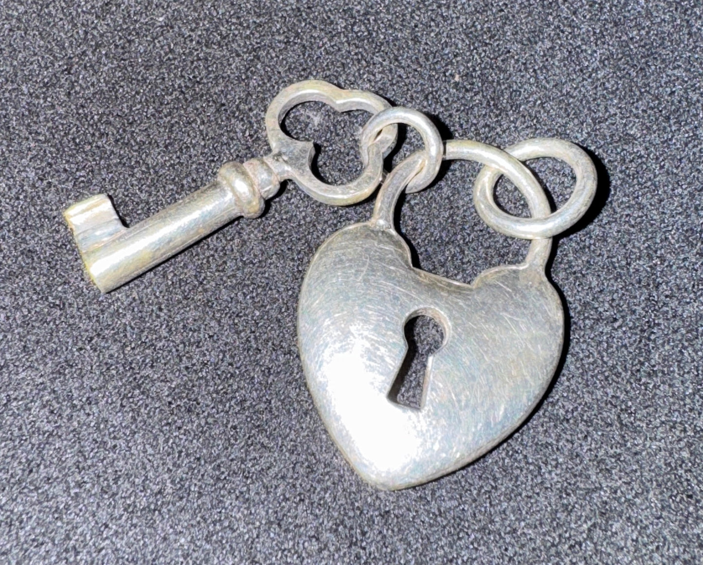 JOLI PENDENTIF DE LUXE - TIFFANY & CO - « cadenas cœur et clé » argent 925